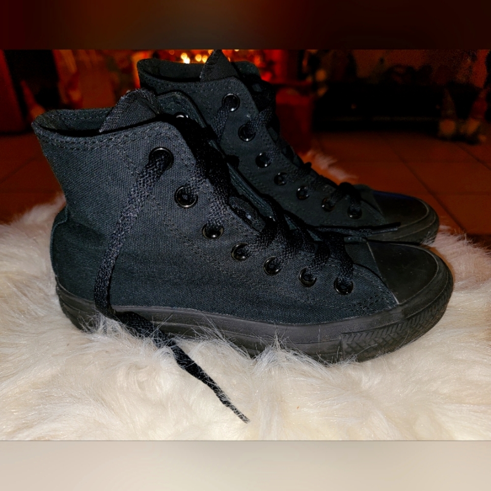 Chuck Toylor high top all black converse tennis